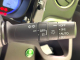 【オートライト】周りの明るさに応じて自動でヘッドライトの点灯・消灯ができる機能です!ライトの付け忘れ・消し忘れなどが無くなり、雨の日や夕方の走行も安心!トンネル通過時も便利ですね♪