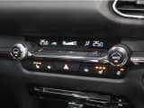 運転席、助手席、ハンドルにヒーターが装着されています。寒い冬には重宝します。