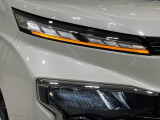 【LEDヘッドライト】悪天候や夜間走行時も良好な視界を確保し安心して運転できる高輝度LEDヘッドライトを装備!点灯速度が早く、消費電力も抑えられています。
