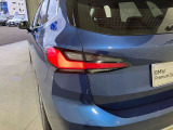 L字型リアコンビランプ:BMWの伝統的なデザインのひとつです。夜間でも誰が見てもBMWとわかる印象的なデザイン。