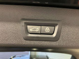 オートマチック・テールゲート・オペレーション  電動オープン、クローズ機能を備えたテールゲートはリモートコントロールキーのボタンの操作、テールゲートのボタンにより開閉が可能です。