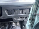 運転席からスライドドアの操作が出来ます。