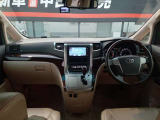 車内はウッド調パネルでアルファードの高級感あるデザインとなっております!