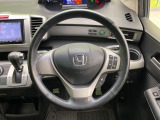 【純正革巻きステアリング】上質な革を使用することで、手にしっかり馴染みとても運転しやすいハンドルです♪