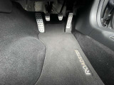 純正フロアマットにアルミペダル付きです!