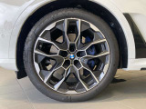 BMWの純正アロイホイールは軽量かつ強度にも優れているホイールで走行性能を引き上げる設計になっております。足元にもBMWは妥協がなくこだわっている個所になります。