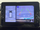 【アラウンドビューモニター】まるでクルマを真上から見下ろしたかのような視点で駐車をサポートします!クルマの斜め後ろや真横など、前後左右の4つのカメラの映像が合成されて、モニターに映し出されます。