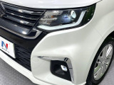 【LEDヘッドライト】悪天候や夜間走行時も良好な視界を確保し安心して運転できる高輝度LEDヘッドライトを装備!点灯速度が早く、消費電力も抑えられています。