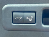 【パワーバックドア】スマートキーや運転席のボタンを押すだけでリアゲートが自動で開閉します!荷物を持っている時や、高い位置にあるバックドアを閉める際に便利な機能です♪