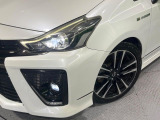 【LEDヘッドライト】悪天候や夜間走行時も良好な視界を確保し安心して運転できる高輝度LEDヘッドライトを装備!点灯速度が早く、消費電力も抑えられています。