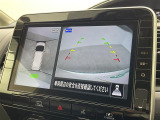 【アラウンドビューモニター】まるでクルマを真上から見下ろしたかのような視点で駐車をサポートします!クルマの斜め後ろや真横など、前後左右の4つのカメラの映像が合成されて、モニターに映し出されます。