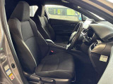 運転席の画像です。充分なスペースがあり、ゆったりした状態で運転していただけます♪