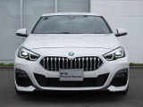 BMWと言えば特徴的なキドニーグリル。ダイナミックなフロントマスクを演出します。