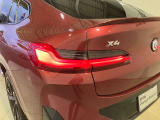 L字型リアコンビランプ:BMWの伝統的なデザインのひとつです。夜間でも誰が見てもBMWとわかる印象的なデザイン。