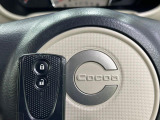 【キーフリーシステム】カバンやポケットに入れたままでもドアの施錠・解錠が可能なスマートキーを装備。エンジンのオン・オフ時もカギを取り出す必要が無いからとっても便利です♪