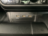 オーディオ入力用USB端子と充電用USBジャックを装備!