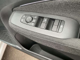 パワーウインドウ(運転席:ワンタッチ、キーオフ後作動、挟み込み防止機構付)です。