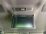 【フリップダウンモニター】大画面モニターで後席でもエンタメをお楽しみいただけます。小さなお子様にも大人気の装備です♪