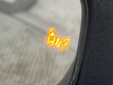 【ブラインドスポットモニタ】レーダーにより隣車線の車両を検知。車両を検知した側の表示灯が点灯。車両を検知している側に車線変更をしようとした場合、ブザーと表示で危険をお知らせします。