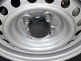 スチールホイル付きで、車をしっかり支えます。