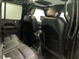 【リアシート】屋根までの高さがある車のため、大人の方でも圧迫感が少なく乗車出来ます。足元は広く取られているため、ゆったりとお乗り頂けます。