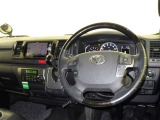 運転の際、常に目にする部分だけにシックで飽きのこないデザインが良いですね。