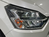 【LEDヘッドライト】悪天候や夜間走行時も良好な視界を確保し安心して運転できる高輝度LEDヘッドライトを装備!点灯速度が早く、消費電力も抑えられています。