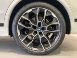 BMWの純正アロイホイールは軽量かつ強度にも優れているホイールで走行性能を引き上げる設計になっております。足元にもBMWは妥協がなくこだわっている個所になります。