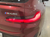 L字型リアコンビランプ:BMWの伝統的なデザインのひとつです。夜間でも誰が見てもBMWとわかる印象的なデザイン。