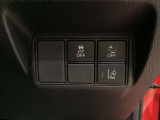 Hondaセンシング用の、VSA(ABS+TCS+横滑り抑制)解除とレーンキープアシストシステムのメインスイッチなどはハンドルの右側に装備しています。