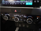 【オートエアコン】温度を設定すれば自動で快適な車内温度を保ちます。エアコン内部の高性能脱臭フィルターで車内のアレルゲンや花粉を除去。