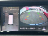 上から見下ろしているような視点で周囲が確認できるアラウンドビューモニターです。上から見下らしているような映像によって縦列駐車もラクラク、駐車が苦手な人の強い味方です!