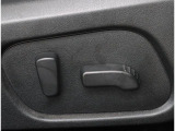 運転席はパワーシートですのでシートポジションを微調整できます。