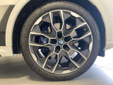 BMWの純正アロイホイールは軽量かつ強度にも優れているホイールで走行性能を引き上げる設計になっております。足元にもBMWは妥協がなくこだわっている個所になります。