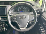 インテリアに合わせたデザインのステアリングは、運転される方のことも考え、運転しやすい形状、大きさです。是非一度、実際に触ってお確かめください。