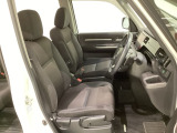 女性でも運転がしやすいように、シートの高さ調整機能(シートリフター)がついています。運転席と助手席の間が空いている為、助手席側への移動がスムーズです。交通量の多い道でも助手席側から乗り降りができます。