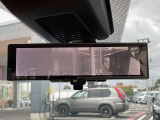 【スマートルームミラー】車両後方のカメラ映像をミラー面に映し出します。車内の状況や天候などに影響されずいつでもクリアな後方の視界が得られます♪