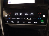 【左右独立オートエアコン】左右席で独立温度コントロールが可能です。運転席はキンキンに冷やして助手席はマイルドにと言った設定が可能です☆暑さ寒さでケンカすることもなくなりますね♪