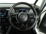 【Honda SENSING】 カメラ等装置で精度の高い検知能力を発揮、安全運転を支援します。ステアリング上のコントローラーに注目!
