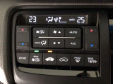 【左右独立オートエアコン】左右席で独立温度コントロールが可能です。運転席はキンキンに冷やして助手席はマイルドにと言った設定が可能です☆暑さ寒さでケンカすることもなくなりますね♪
