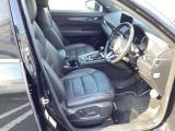 運転席はまっすぐな姿勢でシートに座り、足を自然に伸ばして操作できる位置各ペダルを配するという理想的なレイアウトを実現しています!ぜひ一度MAZDAのドライビングポジションをご体感ください。