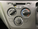 寒い冬も暑い夏も全席に快適な空調を届けてくれる、ダイヤル式エアコンを装備♪