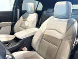 アメ車らしいゆったりしたシートにはヒーターとクーラーどちらも装着されています。