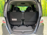 普段のお買い物や通勤、送迎等に十分な荷室スペースを確保しております。サードシートを跳ね上げると、大きな荷物の積載も可能です♪