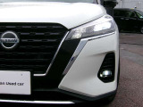 LEDヘッドランプは、シャープな白色光による優れた視認性を実現。シグネチャーLEDポジションランプも点灯します。