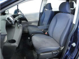 運転席と助手席は足元が繋がっているので自由に行き来しやすいので駐車場が狭いときでも助手席側からスムーズに乗り降りできて便利!