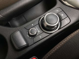 「MAZDAコネクト」コマンダー部 手元を見ることなく操作出来るように左手を自然に降ろした位置に設置。シンプルで使いやすく、機能を覚えやすいボタン配置になっています。
