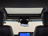 【ムーンルーフ】チルトUP・スライド電動式のムーンルーフが装着されております。車内の空気の入れ替えはもちろん、日光の取り入れや天体観測、などお楽しみいただけます。