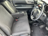 乗り心地の良いフロントシートです。足回りも広々としておりますので、長時間の運転も疲れづらいですよ。