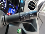 オートヘッドライト標準装備です。車外の明るさに応じて自動的にヘッドライトの点灯・消灯をしてくれます。トンネルの出入り口などで活躍してくれます。